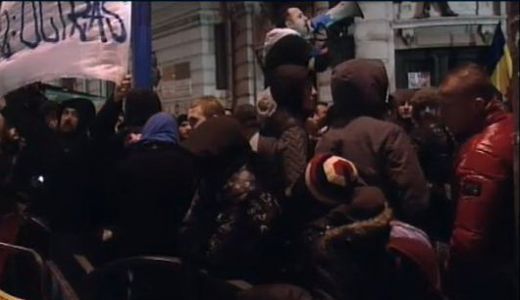 ACUM LIVE VIDEO: Ultrasii din toata tara sunt la Universitate! Jumatate din protestatari sunt suporteri ai echipelor de fotbal!_5