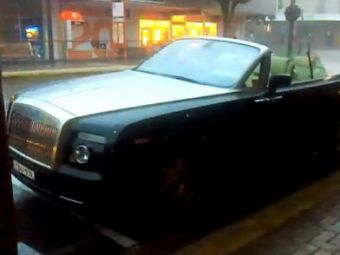 
	Miliardarul pe care Gigi il priveste invidios cu ranga in mana! :))&nbsp;Cum si-a DISTRUS un Rolls Royce de 700.000 euro! VIDEO

