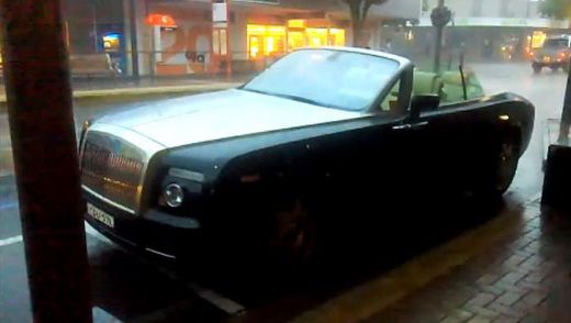
	Miliardarul pe care Gigi il priveste invidios cu ranga in mana! :))&nbsp;Cum si-a DISTRUS un Rolls Royce de 700.000 euro! VIDEO
