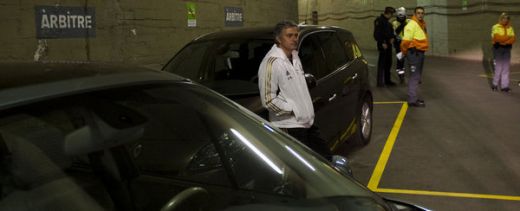 FOTO si VIDEO: Mourinho l-a asteptat pe arbitru IN PARCARE dupa meciul cu Barca! Replica INCREDIBILA a portughezului la adresa centralului:_2