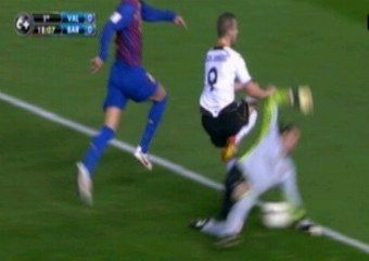 FOTO / Mourinho a sarit ca ARS cand a vazut asta! Hentul INCREDIBIL facut de portarul Barcei cu Valencia, neobservat de arbitru!_1