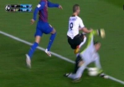 FOTO / Mourinho a sarit ca ARS cand a vazut asta! Hentul INCREDIBIL facut de portarul Barcei cu Valencia, neobservat de arbitru!_2