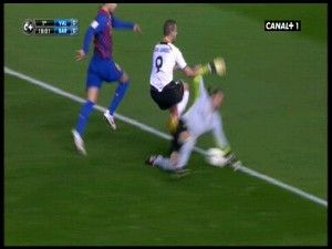 FOTO / Mourinho a sarit ca ARS cand a vazut asta! Hentul INCREDIBIL facut de portarul Barcei cu Valencia, neobservat de arbitru!_3