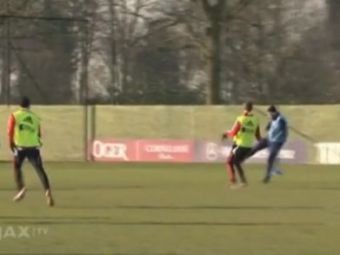 
	VIDEO: Gol genial reusit de Bergkamp la antrenamentul lui Ajax! Uite-l ce stie sa faca la 42 de ani
