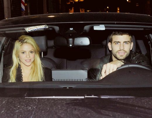 FOTO: Shakira si Pique, la un pas de tragedii! Masina jucatorului Barcei, lovita de un autobuz! Cantareata, muscata de un leu de mare!_1