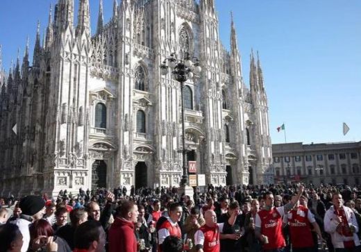VIDEO Incidente in fata DOMULUI din Milano! Huliganii lui Arsenal au baut toata berea si au sarit la bataie cu fanii lui Milan!_1