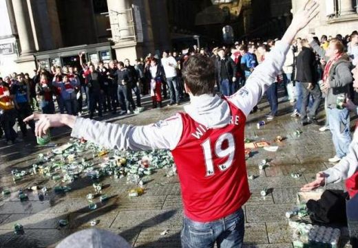 VIDEO Incidente in fata DOMULUI din Milano! Huliganii lui Arsenal au baut toata berea si au sarit la bataie cu fanii lui Milan!_3