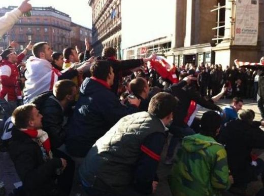 VIDEO Incidente in fata DOMULUI din Milano! Huliganii lui Arsenal au baut toata berea si au sarit la bataie cu fanii lui Milan!_5