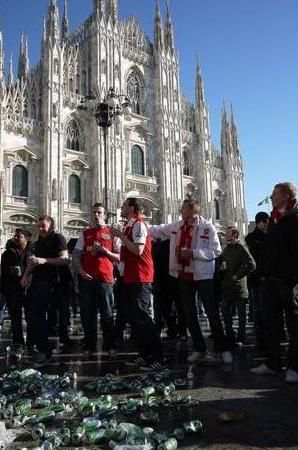 VIDEO Incidente in fata DOMULUI din Milano! Huliganii lui Arsenal au baut toata berea si au sarit la bataie cu fanii lui Milan!_6