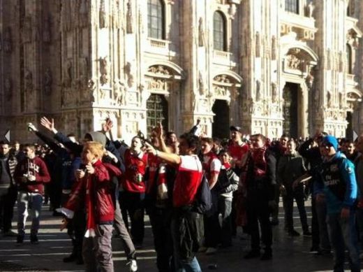 VIDEO Incidente in fata DOMULUI din Milano! Huliganii lui Arsenal au baut toata berea si au sarit la bataie cu fanii lui Milan!_8