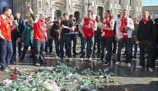 VIDEO Incidente in fata DOMULUI din Milano! Huliganii lui Arsenal au baut toata berea si au sarit la bataie cu fanii lui Milan!_9