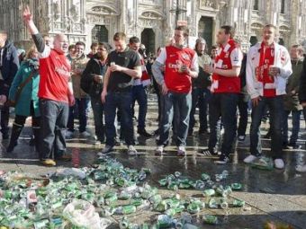 
	VIDEO&nbsp;Incidente in fata DOMULUI din Milano! Huliganii lui Arsenal au baut toata berea si au sarit la bataie cu fanii lui Milan!

