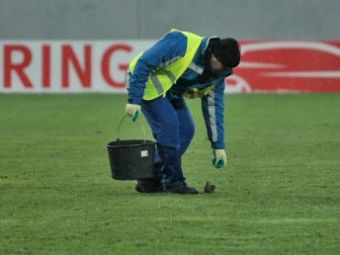
	Romania a inventat prima iarba pentru culturisti: e plina de patratele :)) Cum au incercat sa salveze gazonul la pauza meciului cu Twente!
