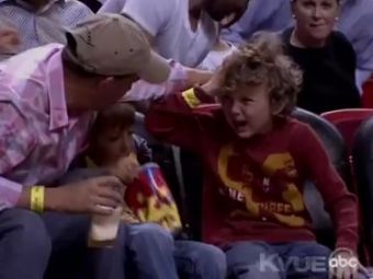 
	VIDEO: LeBLOND James a facut KO un copil in timpul unui meci! Vezi lacrimile care au emotionat milioane de americani
