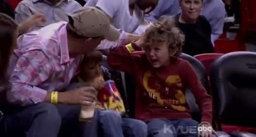 
	VIDEO: LeBLOND James a facut KO un copil in timpul unui meci! Vezi lacrimile care au emotionat milioane de americani
