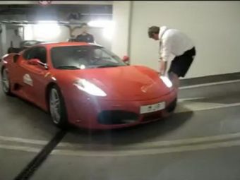 VIDEO Ti-ai luat Ferrari si vrei sa te dai mare in mall? TEAPA! Ce a patit soferul unui bolid de 200.000 de euro
