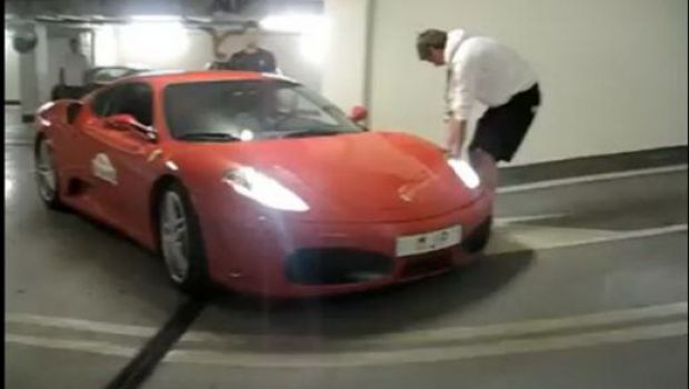 VIDEO Ti-ai luat Ferrari si vrei sa te dai mare in mall? TEAPA! Ce a patit soferul unui bolid de 200.000 de euro