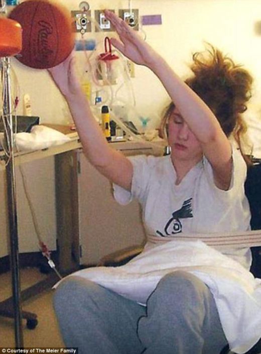 Imagini cutremuratoare cu un caz unic in istorie: o jucatoare de baschet inca poate sa arunce la cos desi e in COMA pe patul de spital_5