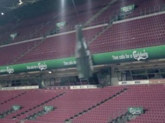 
	SUPER VIDEO! E facatura? Asta e cea mai mare sticla de bere vazuta vreodata pe un stadion: e cat poarta de fotbal!
