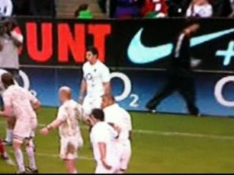 
	FOTO! Scena dementiala in timpul unui meci din Anglia: tot stadionul a ras din cauza unui cameraman! Vezi ce a facut
