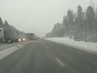 
	VIDEO Cel mai SOCANT accident din aceasta iarna! Un jeep, SPULBERAT la propriu de un camion pe sosea! Interzis sub 18 ani
