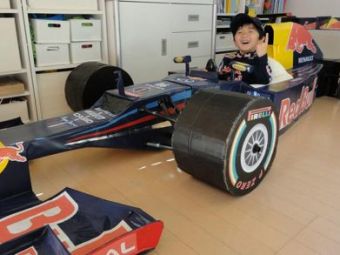 
	FOTO:&nbsp;Cel mai&nbsp;norocos si invidiat&nbsp;copil din lume:&nbsp;la numai 4 ani are masina de Formula 1!
