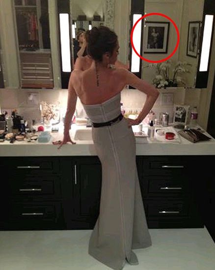 SURPRIZA din camera familiei Beckham! "Mami, cine e nenea asta gol?" :)) Ce si-a pus Victoria pe perete, chiar langa oglinda:_1