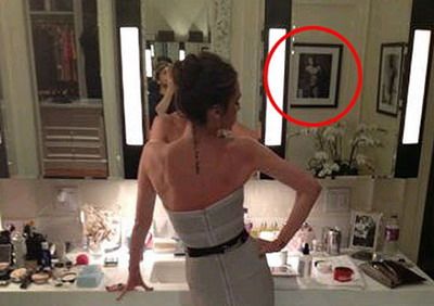 SURPRIZA din camera familiei Beckham! "Mami, cine e nenea asta gol?" :)) Ce si-a pus Victoria pe perete, chiar langa oglinda:_2