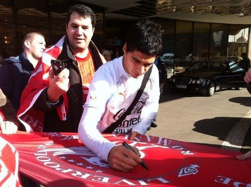 Site-ul lui Liverpool: "Luis Suarez s-a pozat cu fanii din Romania" GRAFIC: Cum influenteaza Liverpool carierele atacantilor!_2