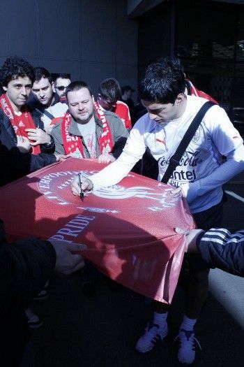 Site-ul lui Liverpool: "Luis Suarez s-a pozat cu fanii din Romania" GRAFIC: Cum influenteaza Liverpool carierele atacantilor!_5