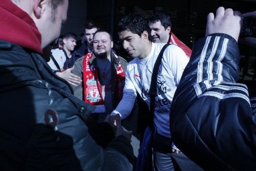 Site-ul lui Liverpool: "Luis Suarez s-a pozat cu fanii din Romania" GRAFIC: Cum influenteaza Liverpool carierele atacantilor!_6