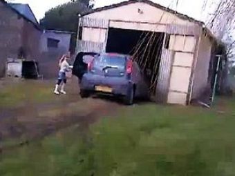 
	VIDEO: De ce nu e bine sa le&nbsp;lasi copiilor cheile de la masina! Mai ales&nbsp;cand functioneaza impreuna!
