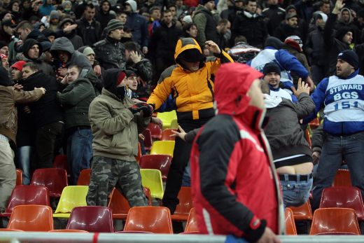 FOTO: Scene INCREDIBILE pe National Arena! Stewarzii au evacuat spectatorii care ii injurau pe Sandu si Dragomir! Ce banner au interzis:_10