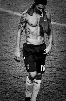 "Numai Dumnezeu ma poate judeca" si un dragon vulcanic ca el! Ce simbolizeaza primul 11 de tatuaje al lui Zlatan: SUPERFOTO_16