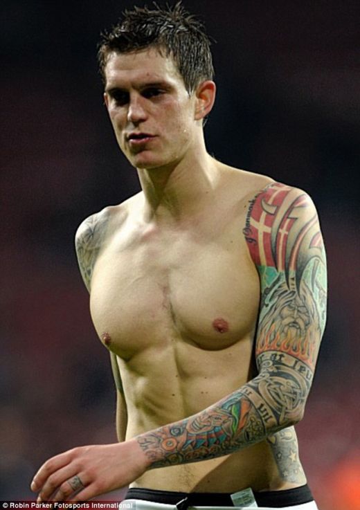 Le-a promis colegilor de la Liverpool ca si-i tatueaza pe toti daca vor castiga titlul! Cine are cele mai tari tatuaje: SUPERFOTO_1