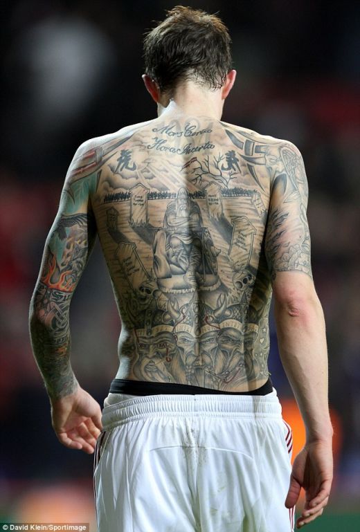 Le-a promis colegilor de la Liverpool ca si-i tatueaza pe toti daca vor castiga titlul! Cine are cele mai tari tatuaje: SUPERFOTO_4