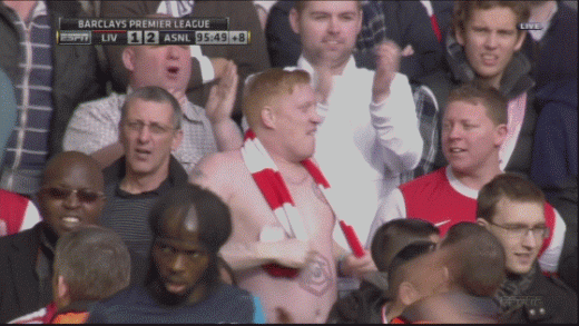 FAZA GENIALA! Rupt de beat, un fan al lui Arsenal a facut SHOW in tribune cu Liverpool: s-a dezbracat si a cantat pana a cazut in cap :))_1