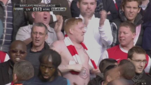 FAZA GENIALA! Rupt de beat, un fan al lui Arsenal a facut SHOW in tribune cu Liverpool: s-a dezbracat si a cantat pana a cazut in cap :))_2