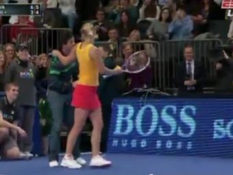 
	VIDEO demential! Sharapova a dansat cu un suporter pe teren! SUPER SHOW cu Wozniacki la New York
