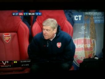 
	FOTO GENIAL! &quot;Ba, ce e cu duhoarea asta?&quot; Imagine incredibila surprinsa pe banca lui Arsenal la meciul cu Milan
