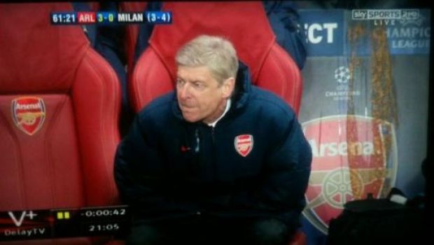 
	FOTO GENIAL! &quot;Ba, ce e cu duhoarea asta?&quot; Imagine incredibila surprinsa pe banca lui Arsenal la meciul cu Milan
