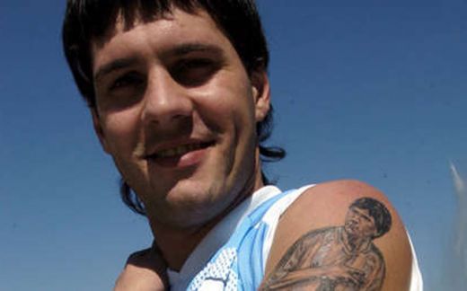 
	FOTO SENZATIONAL! Fratele lui Messi e cel mai mare FAN al Balonului de Aur! Si-a tatuat chipul lui pe umar:
