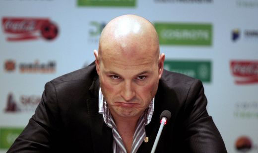 
	Paszkany a bagat un jucator in DEPRESIE: L-a tinut 18 luni pe bara, azi i-a reprosat ca greseste pentru ca nu joaca :)) El e prima victima din 2012
