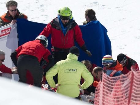 ATENTIE, IMAGINI SOCANTE!! Tragedie in ski! Un sportiv a murit pe loc dupa o aterizare HORROR peste garduri! VIDEO_2