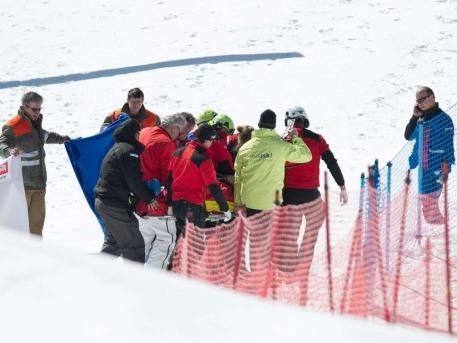 ATENTIE, IMAGINI SOCANTE!! Tragedie in ski! Un sportiv a murit pe loc dupa o aterizare HORROR peste garduri! VIDEO_1