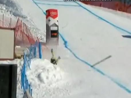 ATENTIE, IMAGINI SOCANTE!! Tragedie in ski! Un sportiv a murit pe loc dupa o aterizare HORROR peste garduri! VIDEO_3