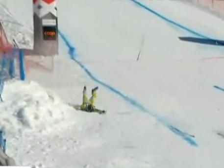 ATENTIE, IMAGINI SOCANTE!! Tragedie in ski! Un sportiv a murit pe loc dupa o aterizare HORROR peste garduri! VIDEO_6