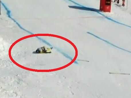 ATENTIE, IMAGINI SOCANTE!! Tragedie in ski! Un sportiv a murit pe loc dupa o aterizare HORROR peste garduri! VIDEO_8