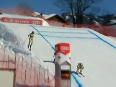 ATENTIE, IMAGINI SOCANTE!! Tragedie in ski! Un sportiv a murit pe loc dupa o aterizare HORROR peste garduri! VIDEO_10