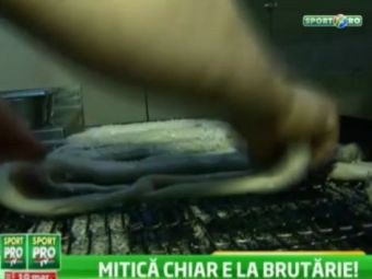 SUPER VIDEO! Mitica chiar a ajuns la BRUTARIE! In Bucuresti, &quot;covrigul Mitica&quot; se vinde ca... painea calda :))